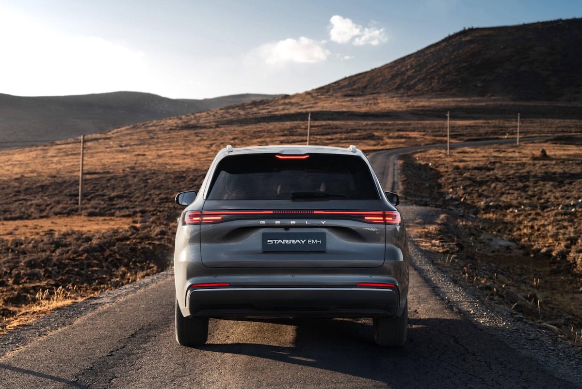Retro Geely Starray EM-i su strada di montagna