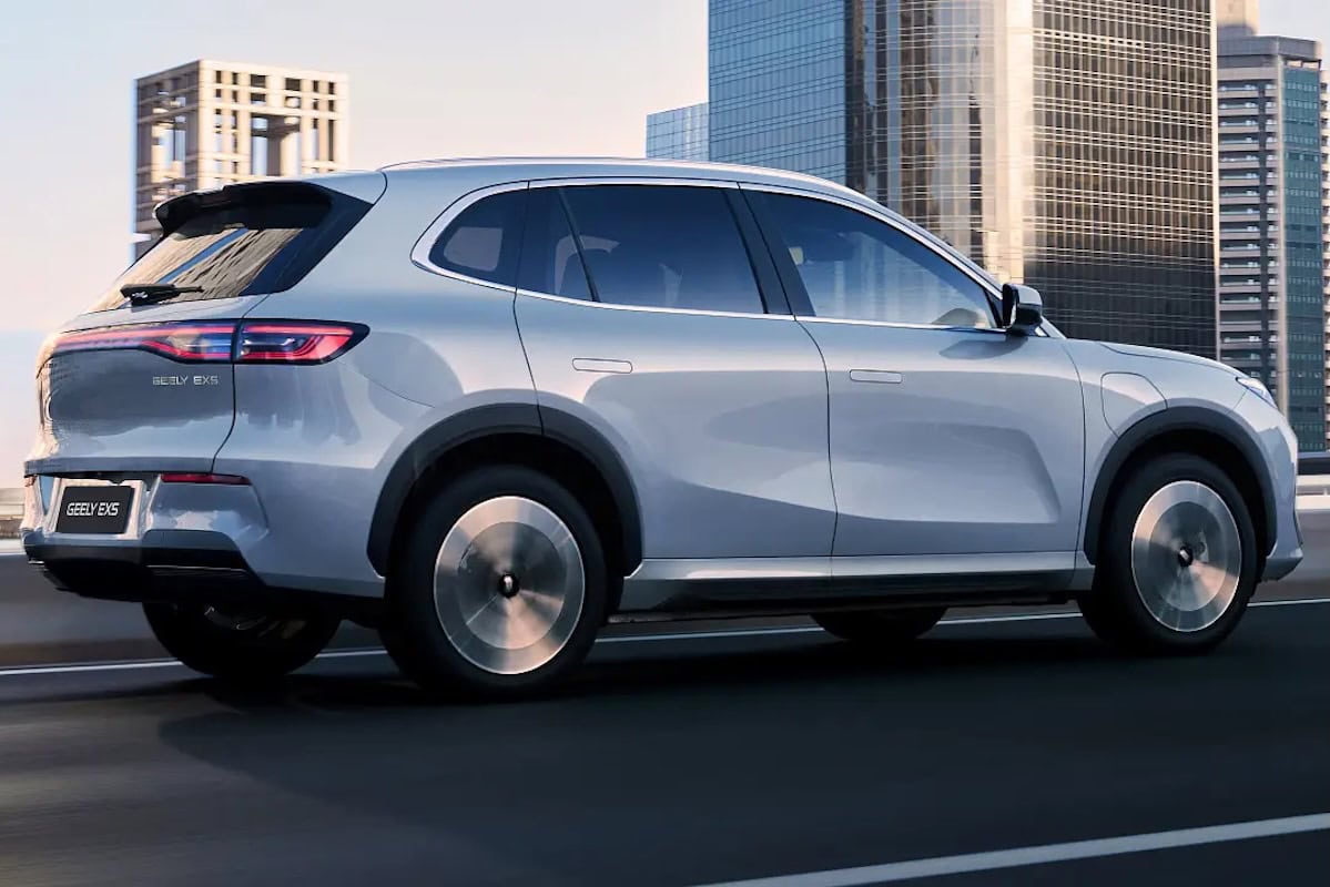 Geely EX5 su strada urbana