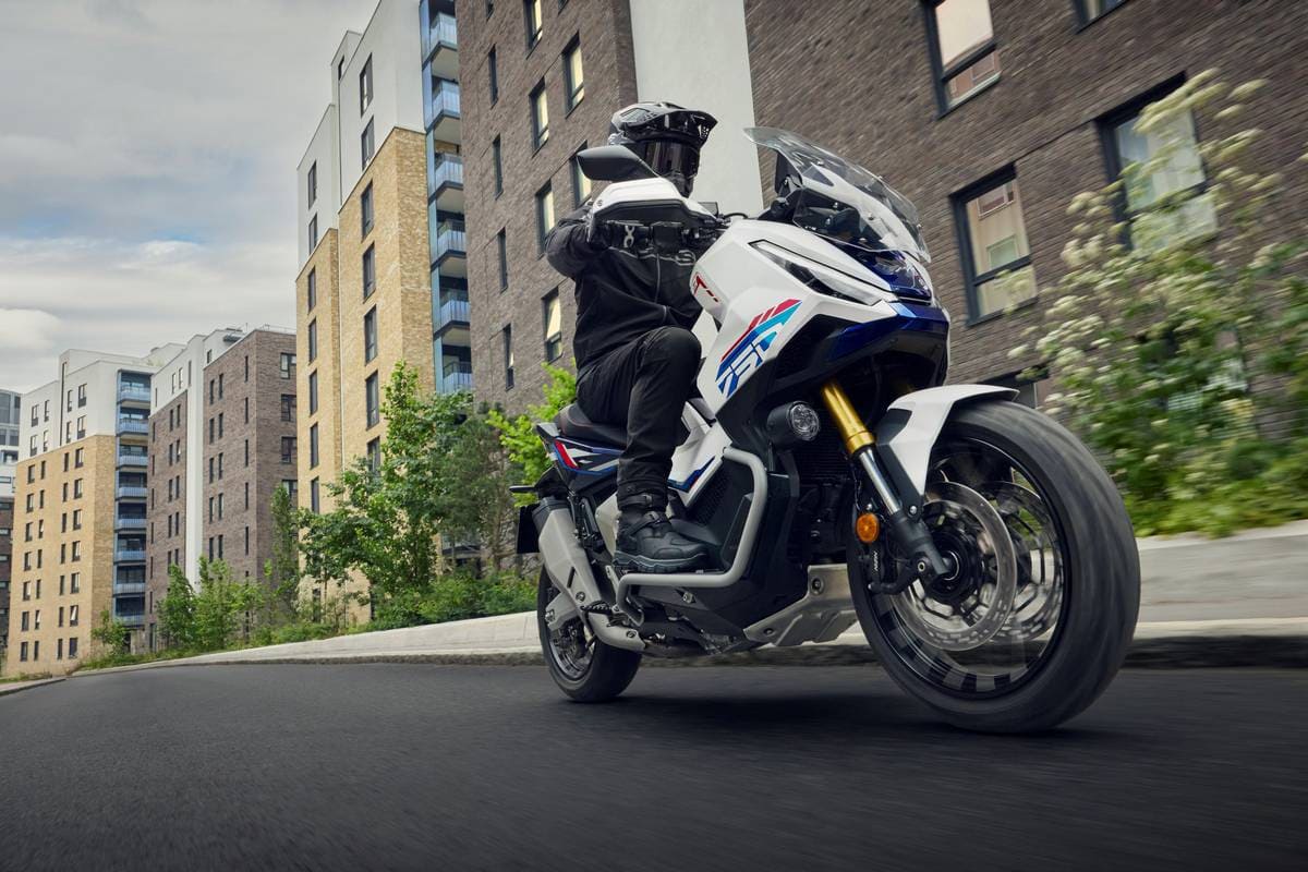 X-ADV è la sintesi geniale tra lo stile di un SUV e la praticità di un maxi‑scooter, ma con tutte le qualità dinamiche della moto