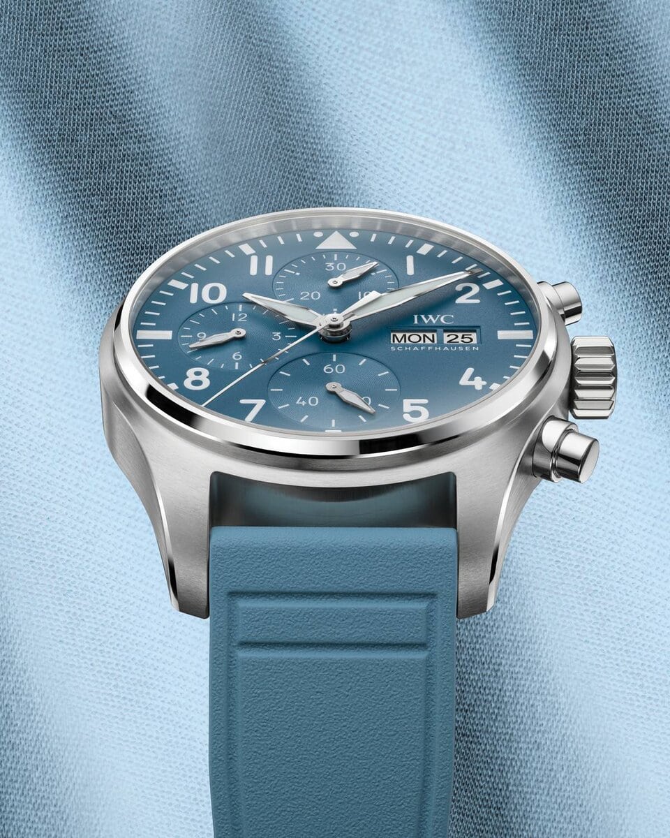 La cassa è abbinata a un quadrante e a un cinturino in gomma dello stesso colore