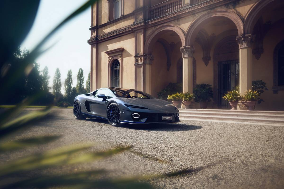 Il suo innovativo powertrain ibrido, con un nuovo V8 biturbo, eroga 920 CV.