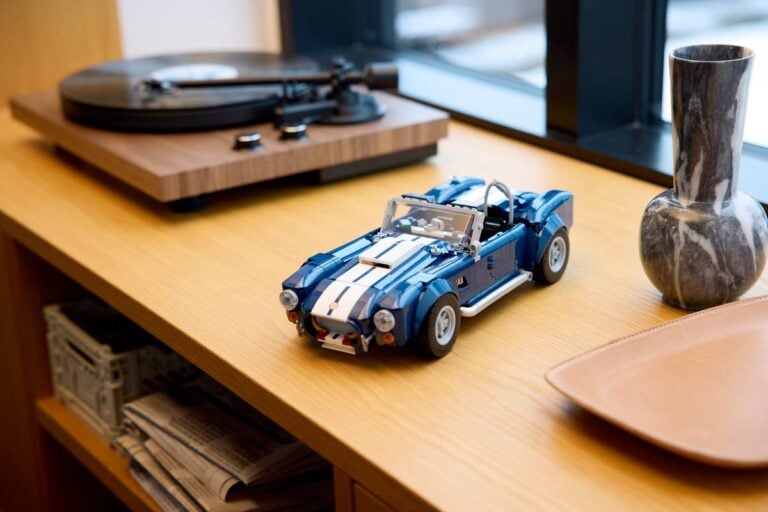 Lego Icons Shelby Cobra 427 S/C: un tributo in mattoncini alla leggendaria sportiva americana
