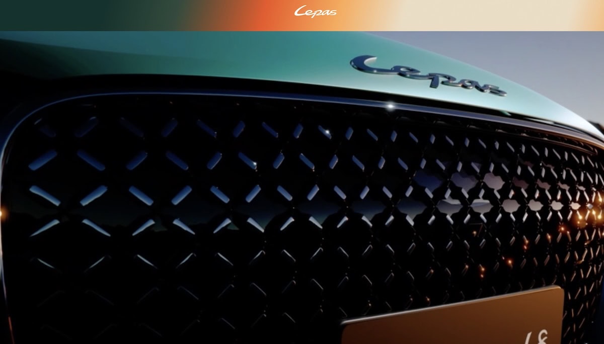 Dettaglio ravvicinato della griglia frontale del SUV Lepas L8 con motivo a losanghe e logo Lepas sopra il cofano. Il design evidenzia l’eleganza e la cura nei particolari estetici.