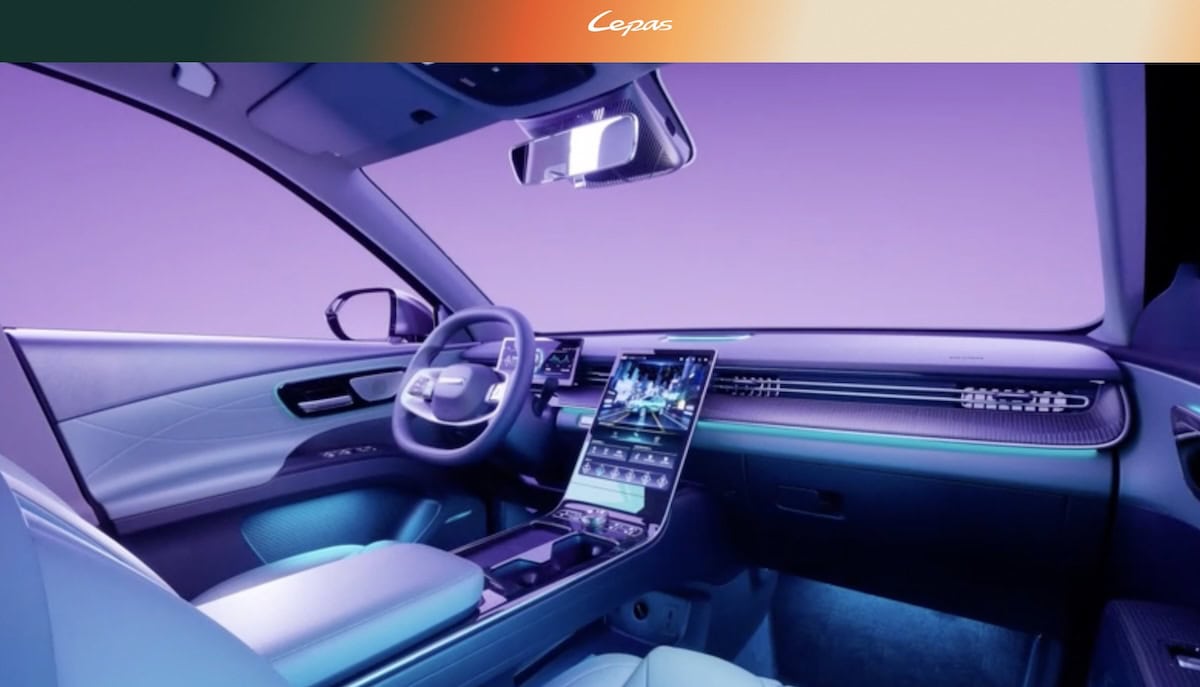 Vista dell’abitacolo del Lepas L8 con illuminazione ambientale viola e un grande display centrale touchscreen. Interni tecnologici e moderni con comandi digitali e finiture eleganti.