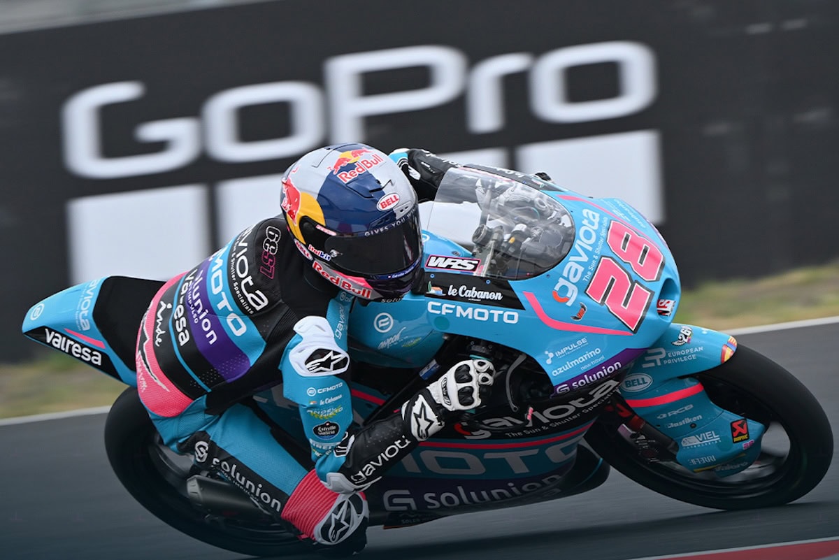 Maximo Quiles in sella alla moto CFMoto durante una gara Moto3.