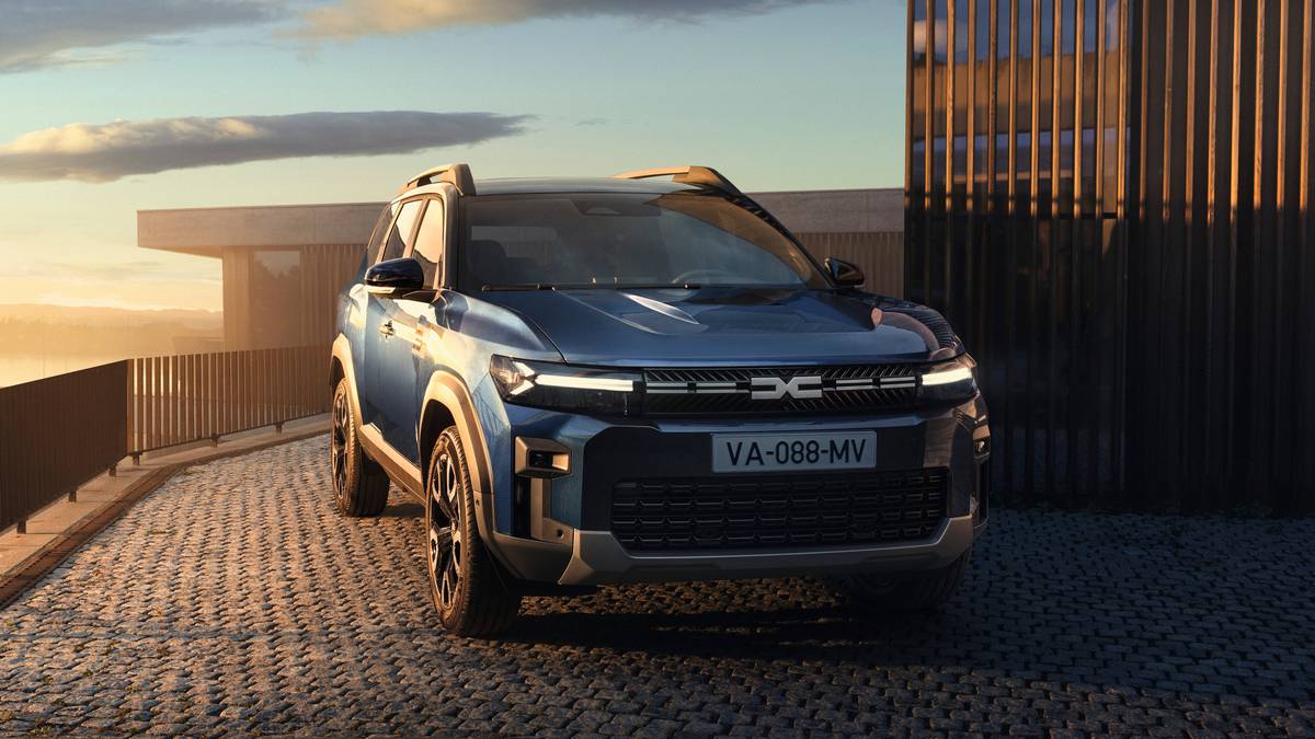 Dacia Bigster si presenta con design robusto, dettagli Bi-Tono e l’esclusiva tinta Indigo Blue