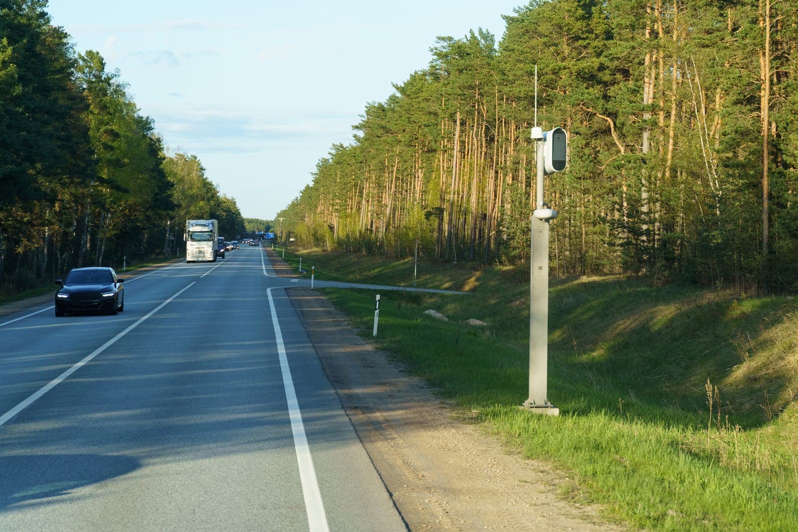 Sorpassometro SV3 installato su strada extraurbana per il controllo dei veicoli.
