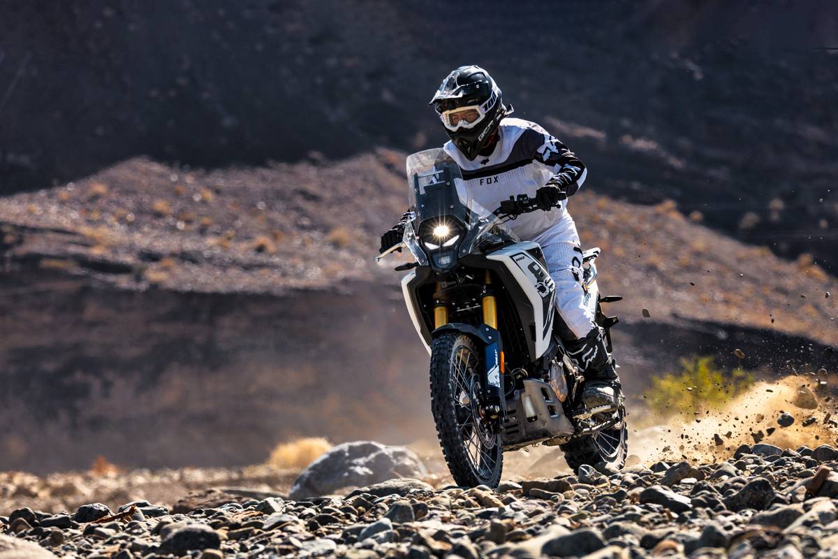 Ciclista per strada e fuoristrada