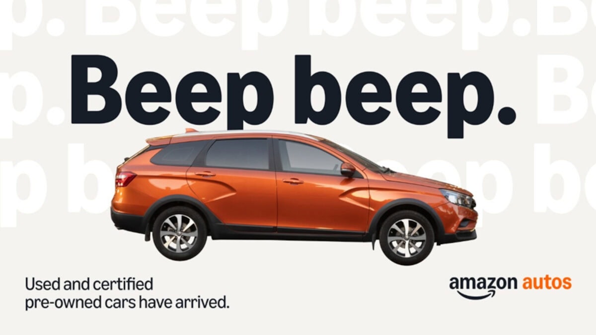 SUV arancione di profilo su sfondo chiaro con la scritta "Beep beep." in grande. In basso a sinistra si legge "Used and certified pre-owned cars have arrived" con il logo Amazon Autos.