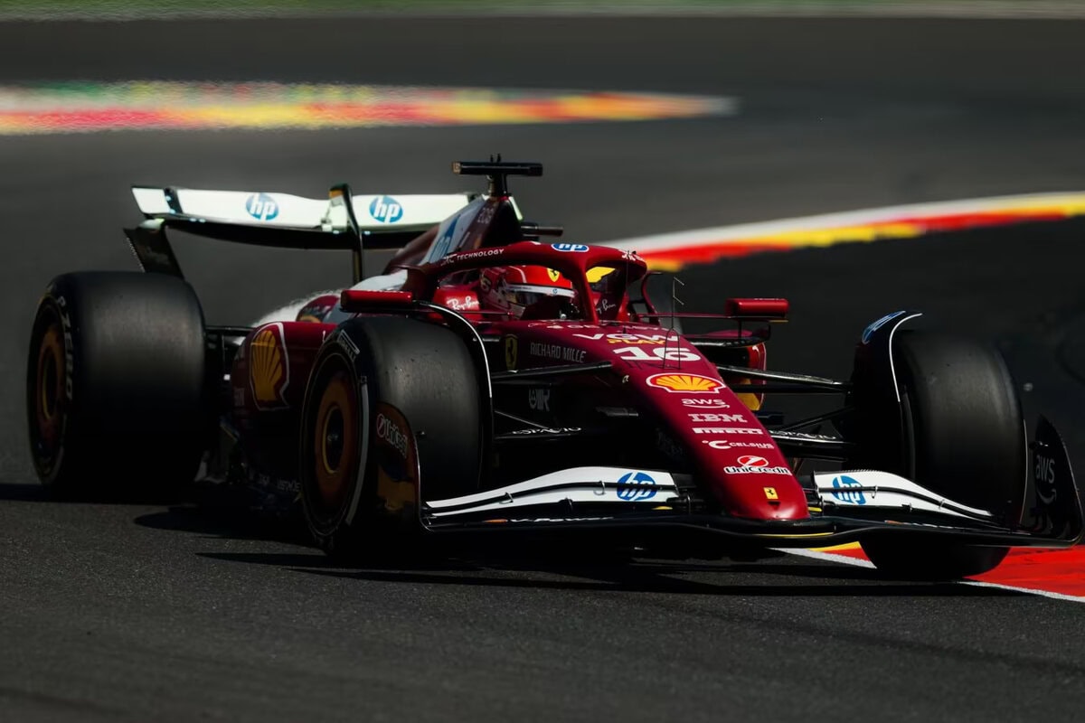 Charles Leclerc alla guida della Ferrari F1-75 2025 in pista, con la livrea rossa sponsorizzata da Shell e HP, mentre affronta una curva ad alta velocità.