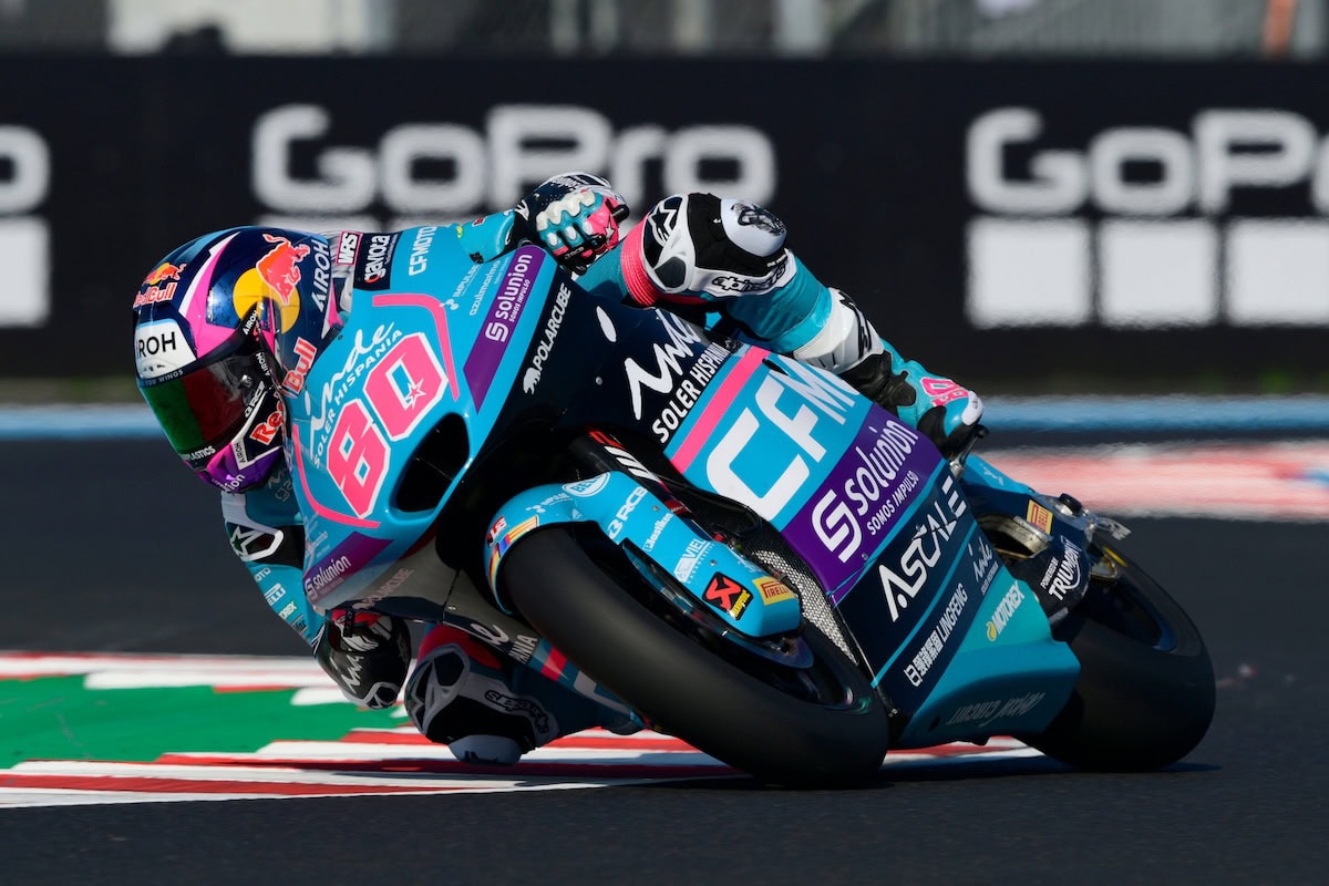 David Alonso in piega con la sua moto CFMoto durante la gara Moto2.