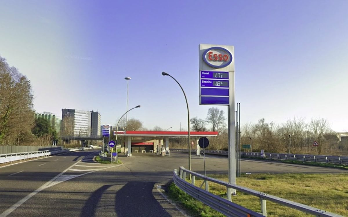 Stazione di servizio Esso lungo strada con prezzi carburante, 1,72 diesel e 1,81 benzina.