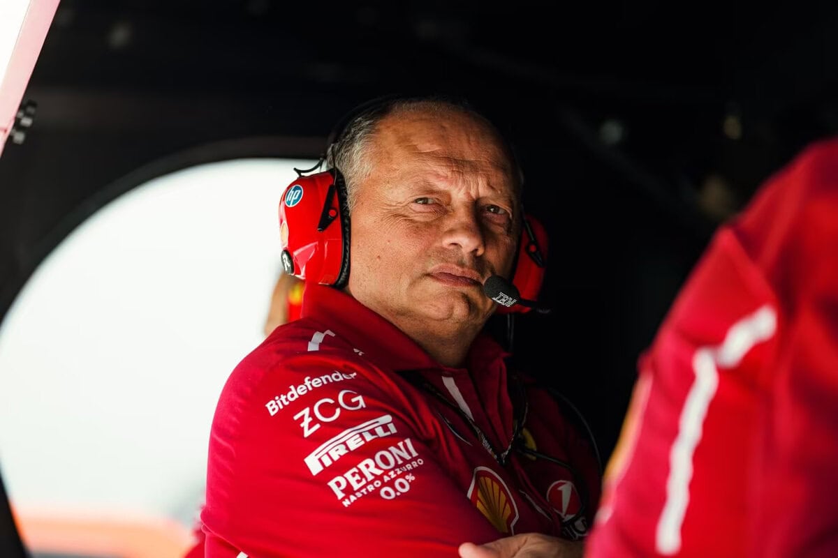 Fred Vasseur con cuffie da team radio nella postazione Ferrari F1, indossa l’uniforme rossa del team con loghi degli sponsor come Pirelli, Peroni e Shell durante un weekend di gara nel 2025.