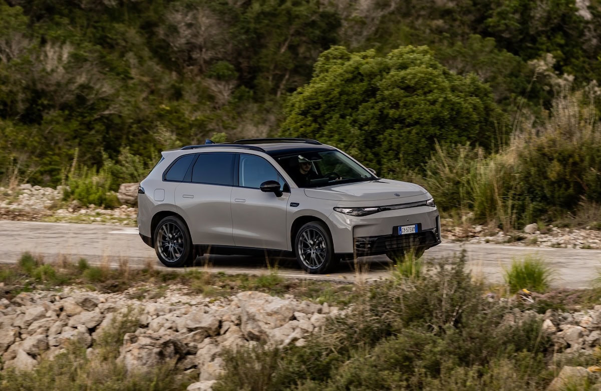 Il SUV elettrico Leapmotor C10 AWD in versione bicolore ripreso su strada tra le colline.
