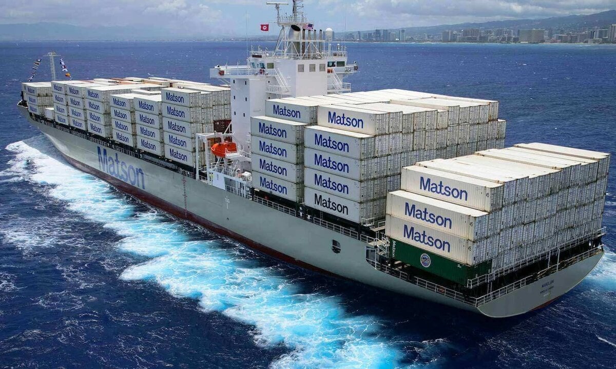 Nave cargo Matson in navigazione con container impilati visibilmente sul ponte.