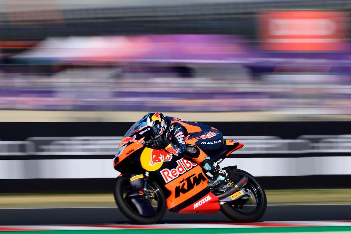 Valentin Perrone in gara su KTM durante il mondiale Moto3.