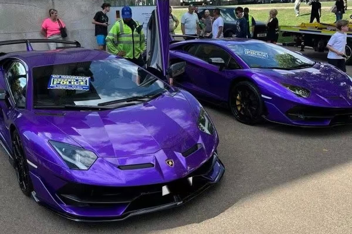 Due Lamborghini viola parcheggiate con cartelli “Seized by Police” per mancanza di assicurazione.