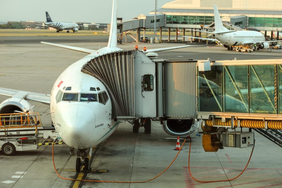 Aereo collegato al finger in aeroporto pronto per un volo charter.