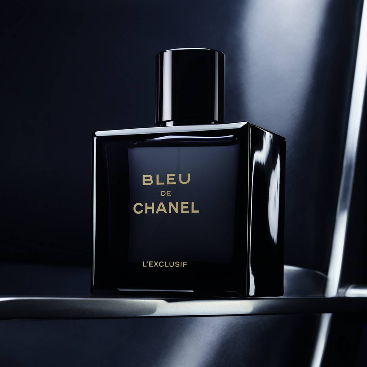Profumo Bleu de Chanel L'Eclusif in bottiglia nera elegante e lussuosa, ideale per donna e uomo, fragranza raffinata e di classe.