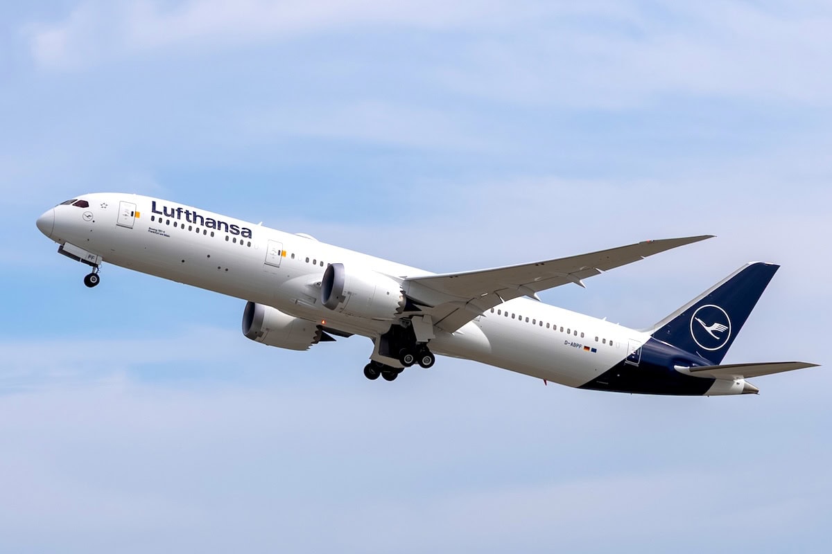 Aereo passeggeri Lufthansa, modello Boeing 787-9 Dreamliner, ripreso durante il decollo con livrea bianca e blu.