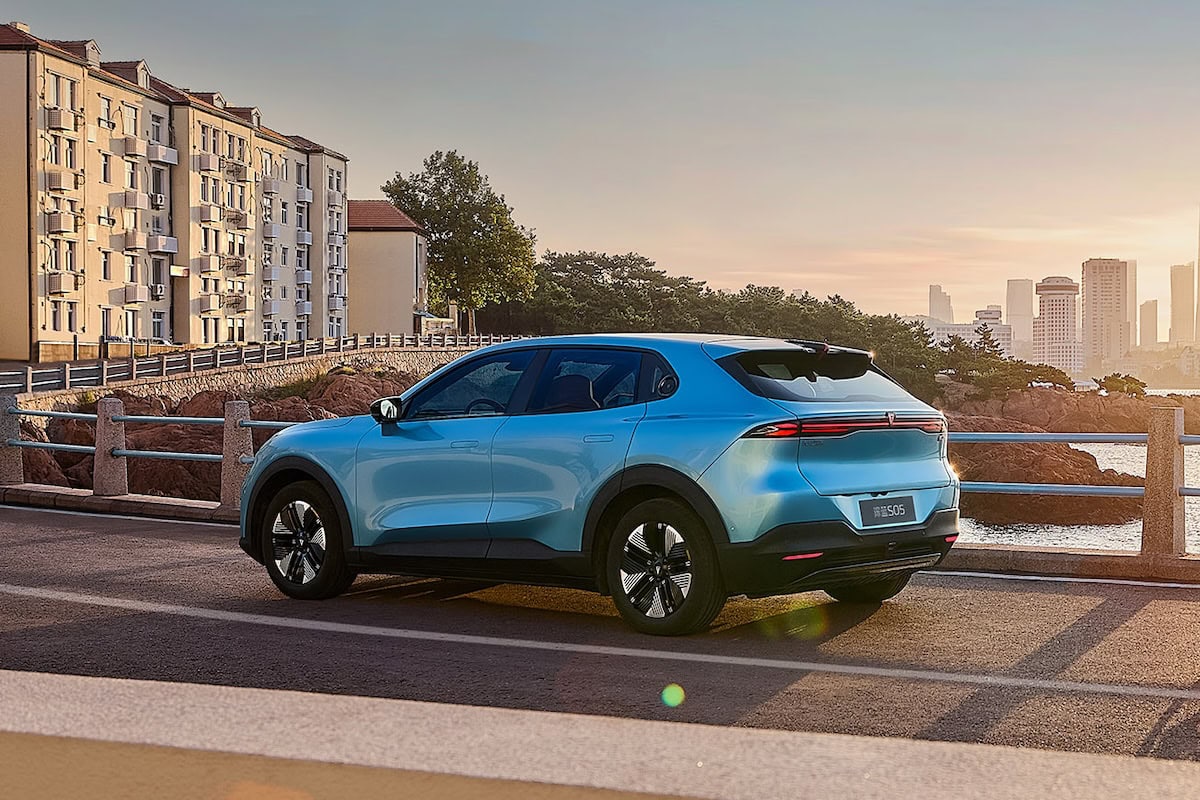 Vista posteriore del Deepal S05 al tramonto su una strada cittadina sopraelevata, con skyline sullo sfondo.