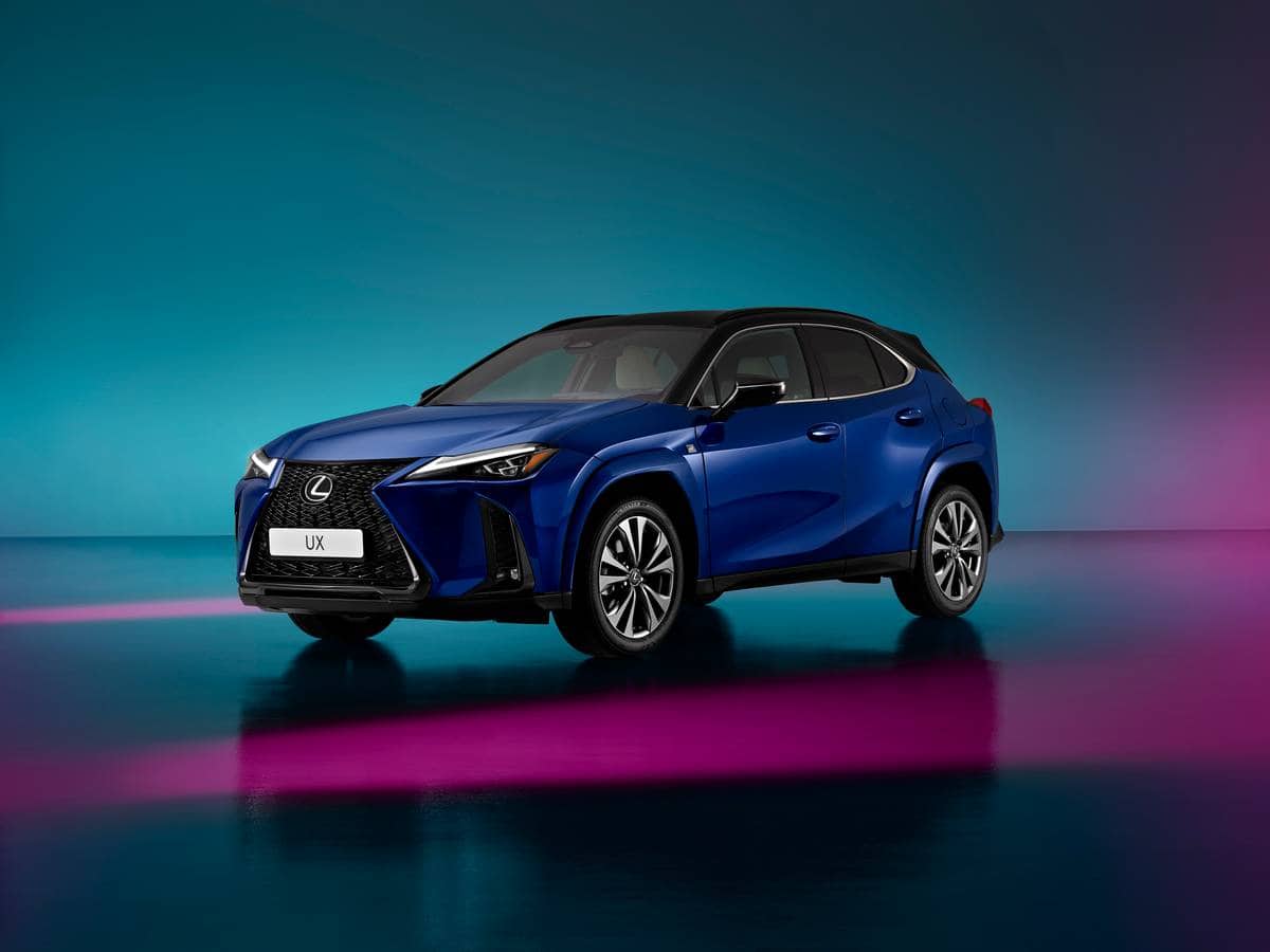 Lexus UX 2024 in blu metallico con sfondo dinamico moderno, compatto SUV di lusso, design elegante e tecnologie avanzate, ideale per urban e avventure outdoor.
