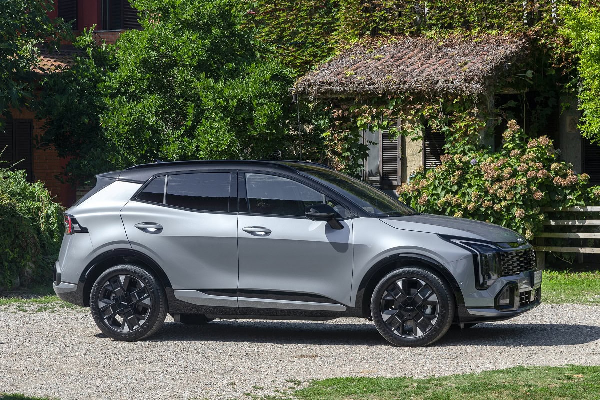 Fiancata Kia Sportage 2025 con nuovi cerchi da 17, 18 e 19 pollici