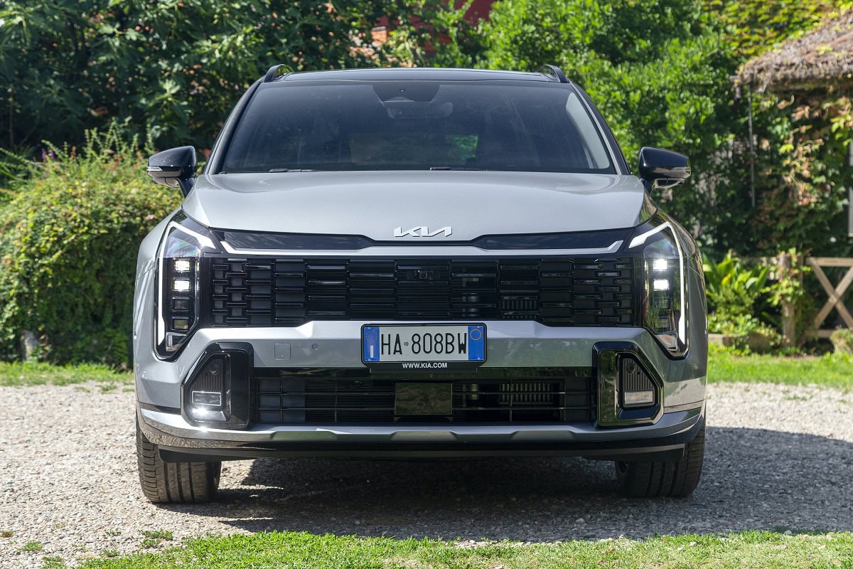 Frontale Kia Sportage 2025 con ampia griglia, fati e nuovi elementi verticali