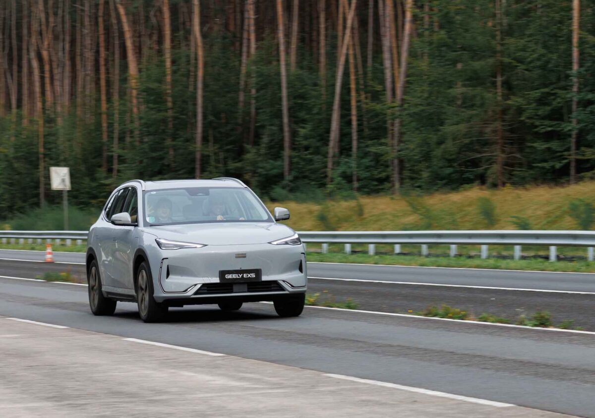 Suv elettrico Geely EX5 2025 su strada