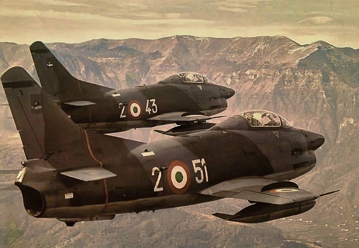 Frecce tricolori italiani in volo, esibizione militare con jet da combattimento su paesaggi montani.