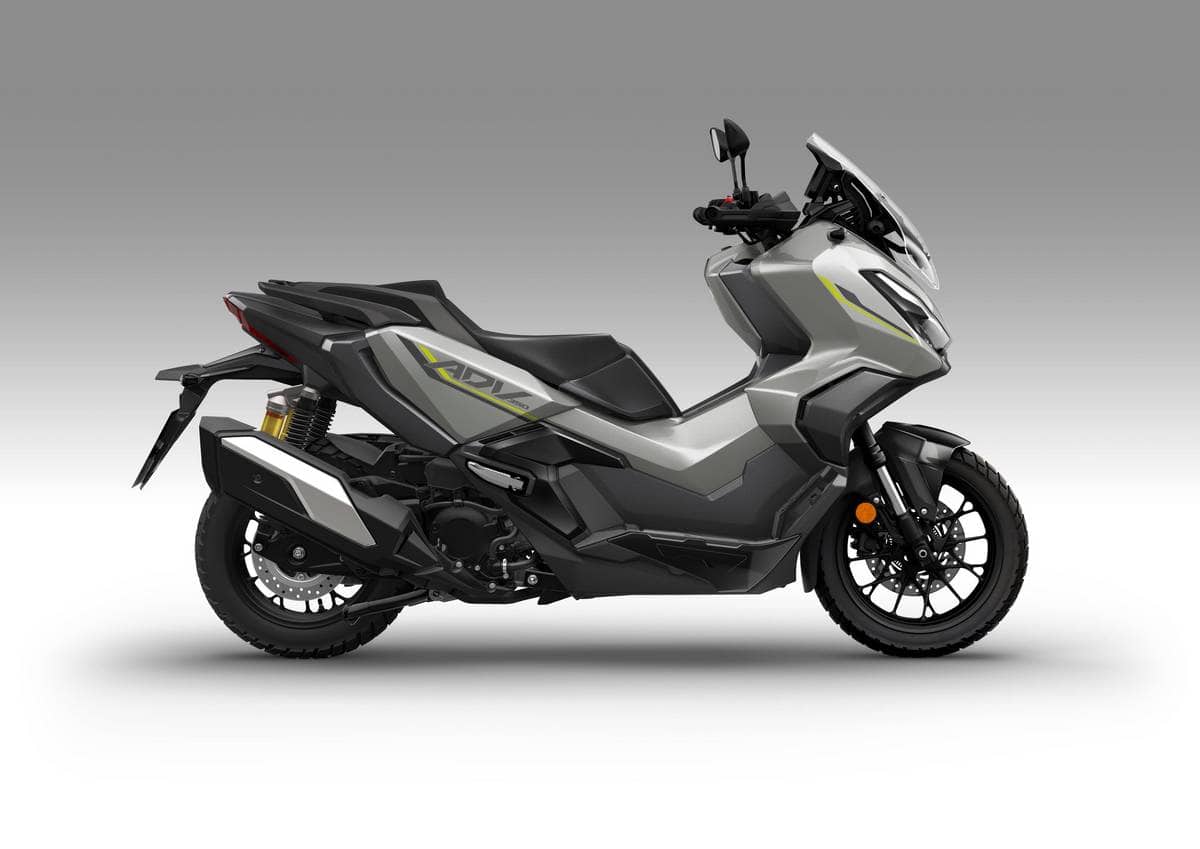 Moto elettrica Yamaha Ténéré 700 in color argento, design moderno e innovativo, perfetta per avventure su strada e off-road con tecnologia avanzata e alta performance.