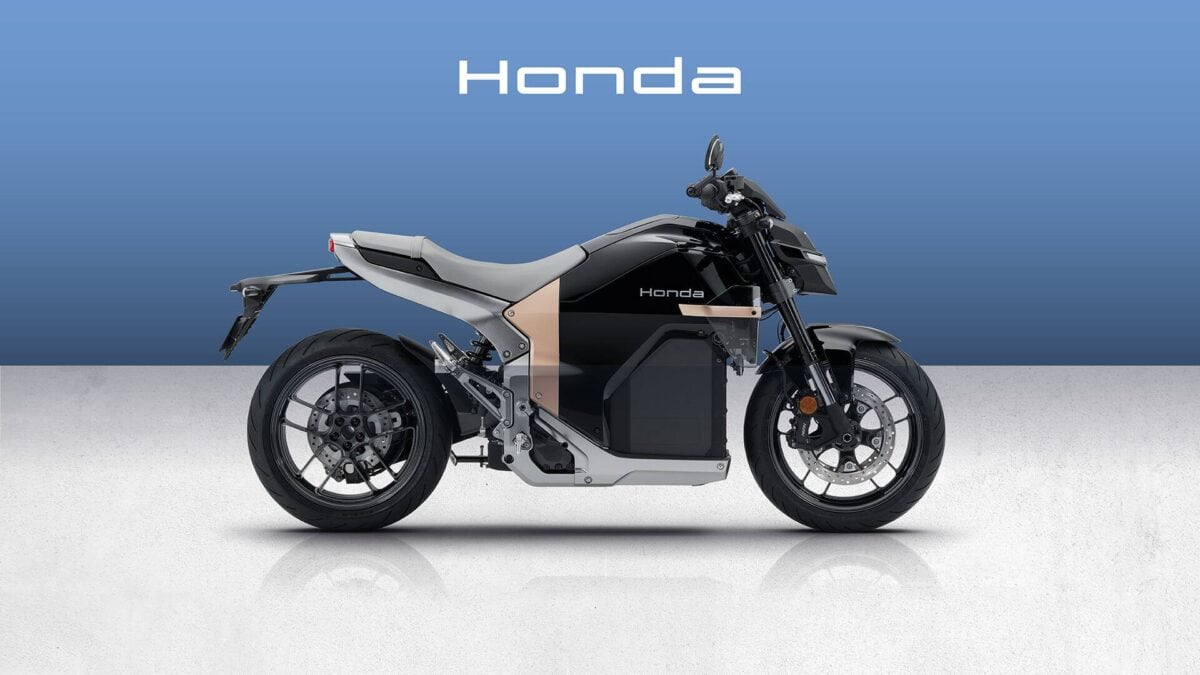 Profilo laterale della Honda WN7, una moto elettrica dal design moderno e minimalista con finiture nere e dettagli rame, esposta su sfondo neutro con logo Honda in alto.