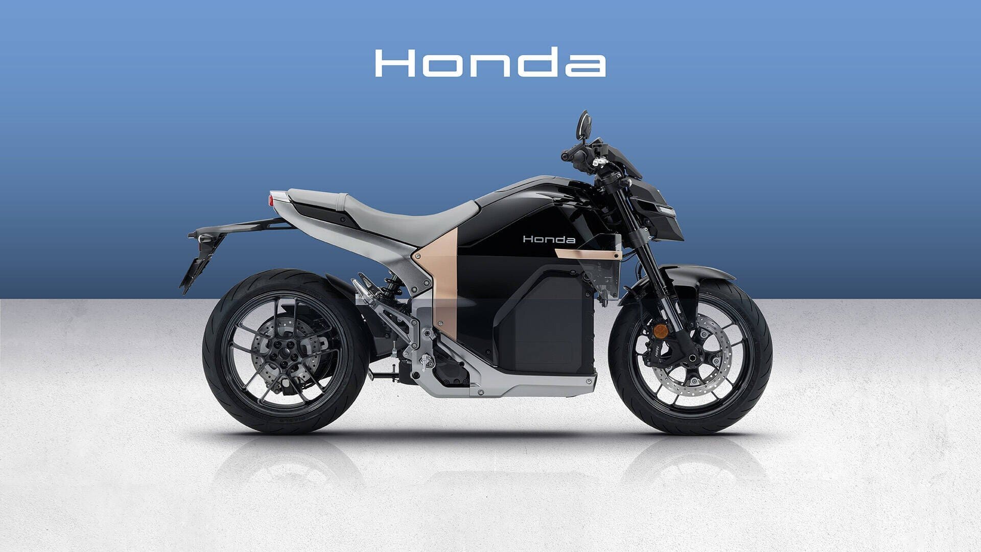 Profilo laterale della Honda WN7, una moto elettrica dal design moderno e minimalista con finiture nere e dettagli rame, esposta su sfondo neutro con logo Honda in alto.