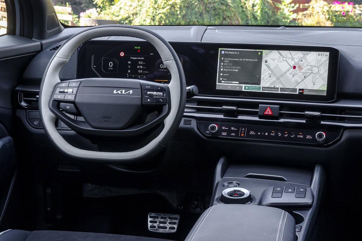 Interni nuova Ka Sportage 2025 con dispay doppio da 12,3 pollici