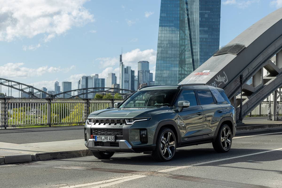 Vendita di auto elettrica Jeep Avenger 2023 in città a Milano, con skyline moderno sullo sfondo.
