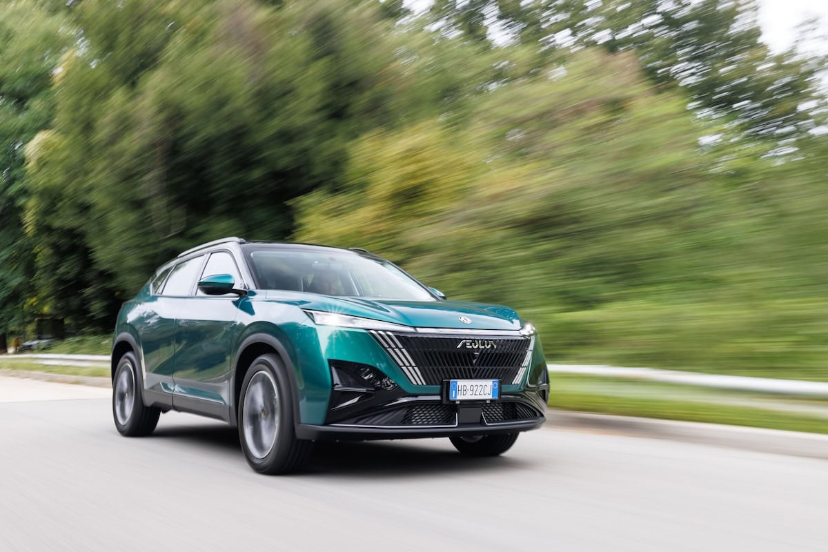 Dongfeng Mage L7 Auto SUV elettrica in movimento su strada con sfondo di natura, design moderno, tecnologia avanzata, veicolo sostenibile, ecologico, high-tech, Quotidiano Motori.