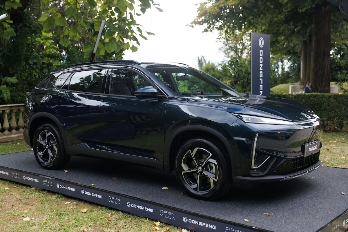 Auto elettrica Dongfeng Mage L7 in mostra all'aperto in un evento automobilistico a Torino, evidenziando design innovativo e sostenibilità ambientale.