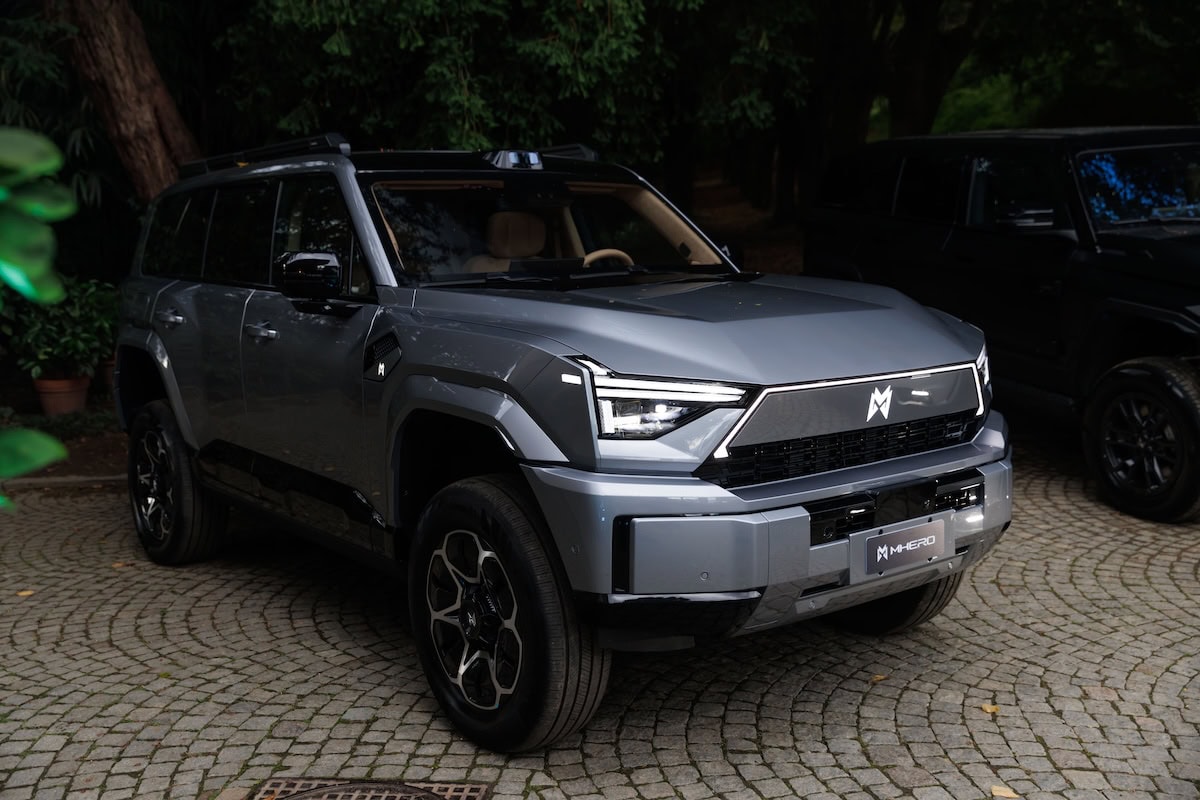 SUV Dongfeng MHero 817 colore grigio scuro in un’area all’aperto con alberi sullo sfondo.