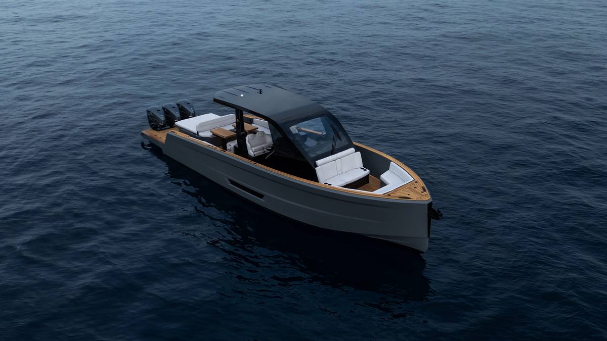 Lussuoso motoscafo moderno in mare con copertura nera e interni di design raffinato.