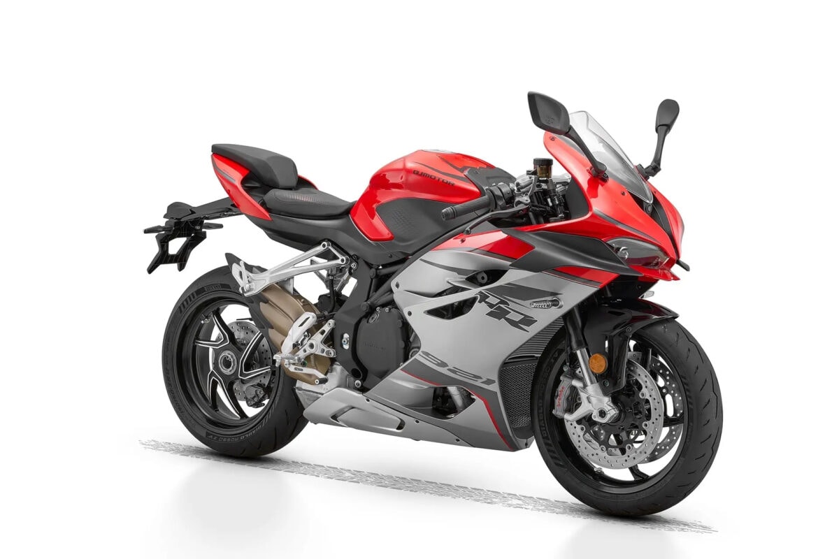 Moto sportiva QJ Motor SRK 921RR rossa e grigia, design aerodinamico, alta potenza e tecnologia avanzata, ideale per appassionati di motociclismo ad alte prestazioni.