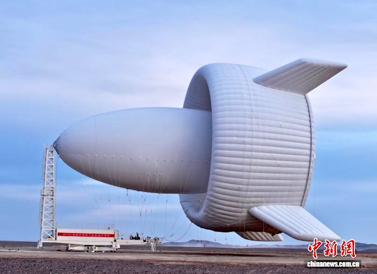 Dirigibile eolico durante il decollo in un test di lancio.