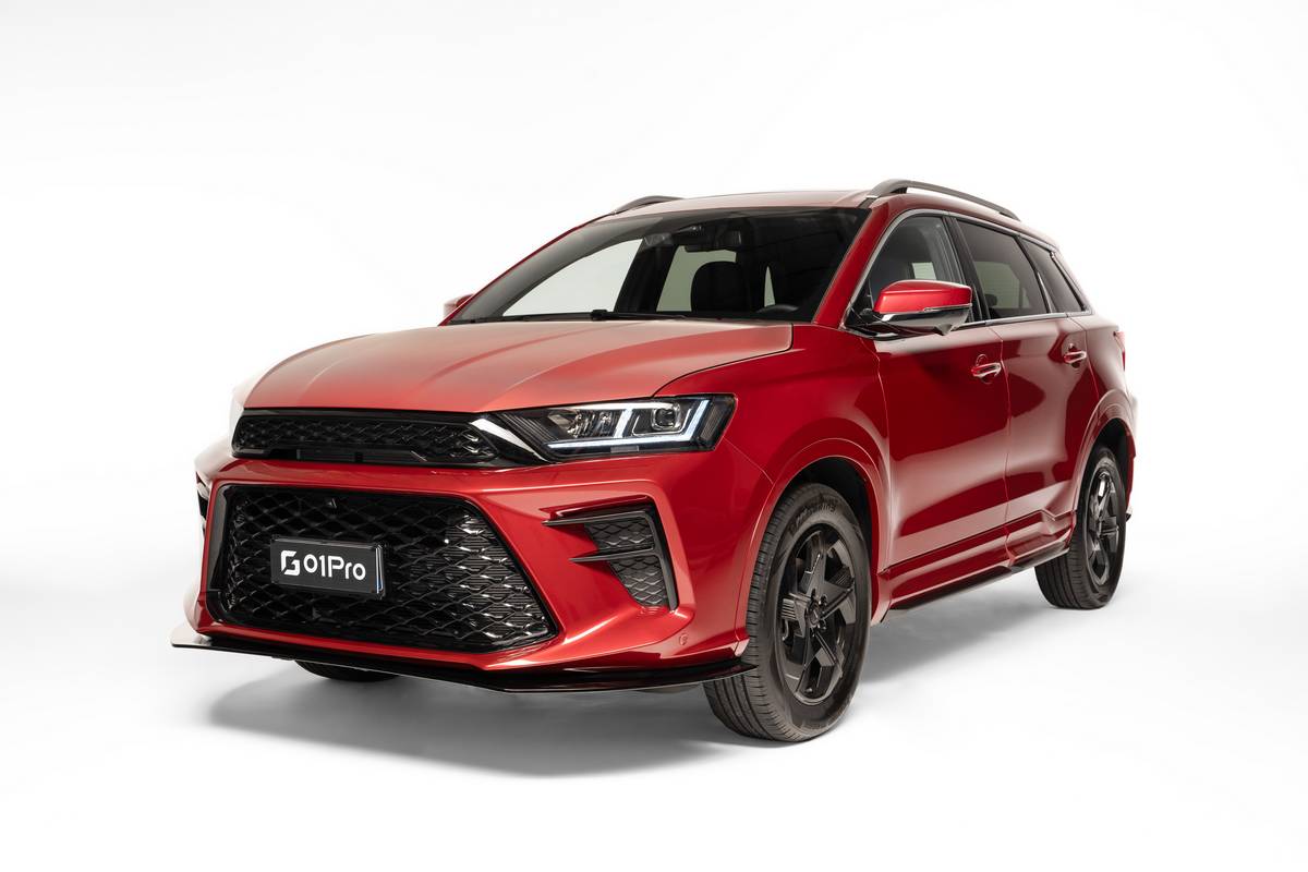 SWM G01 PRO in rosso brillante, design aerodinamico, advanced tecnologia di sicurezza e performance sostenibili.