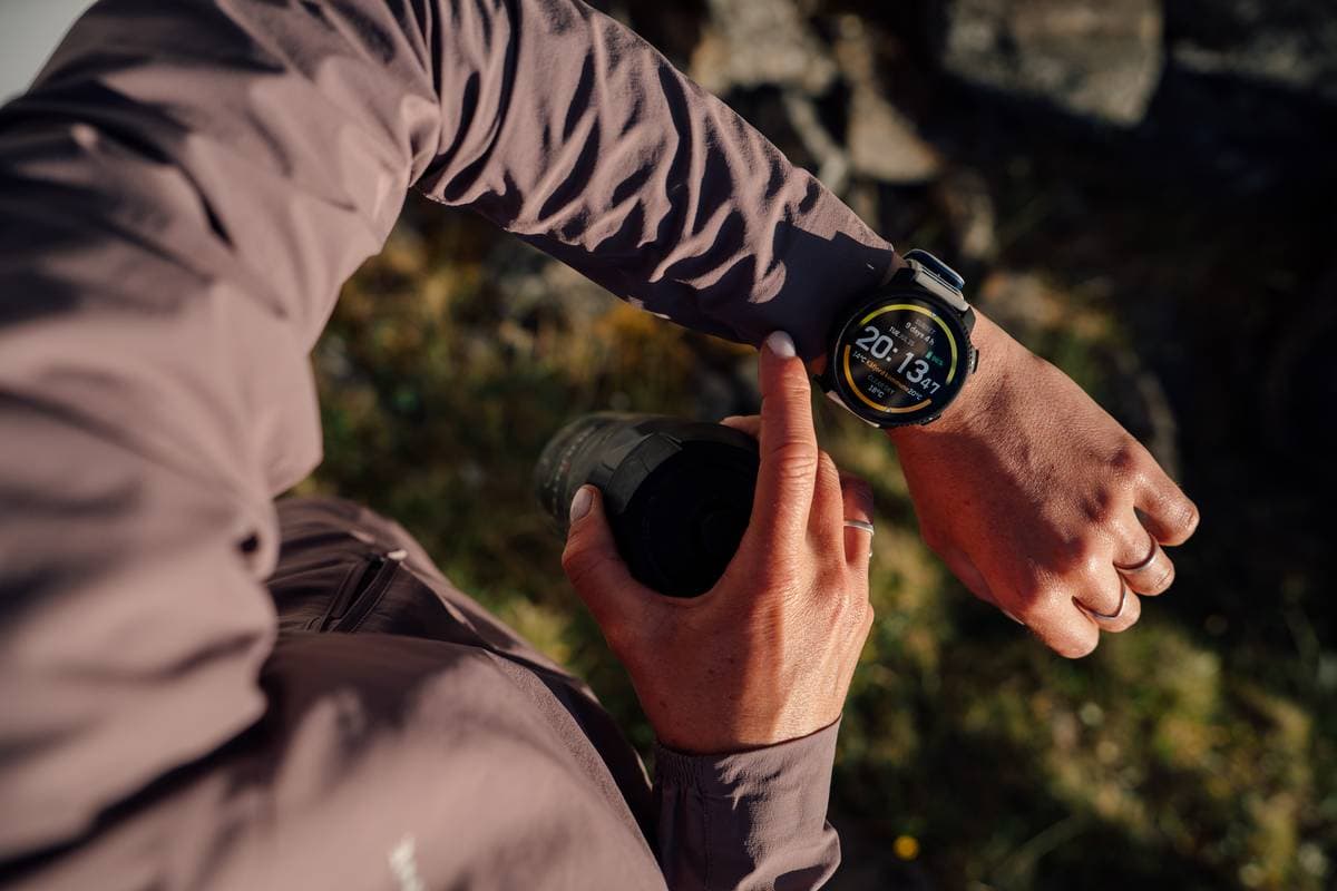 Suunto Race 2 orologio GPS per corse e trekking, monitoraggio attività all'aperto, tecnologia sportiva per allenamenti, smartwatch outdoor resistente, dispositivi fitness per avventure.