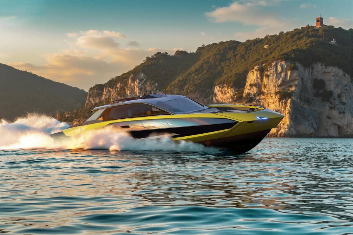 Lusso e velocità: yacht sportivo vicino a scogliere panoramiche con motore potente, ideale per crociere di lusso e nautica high-end.