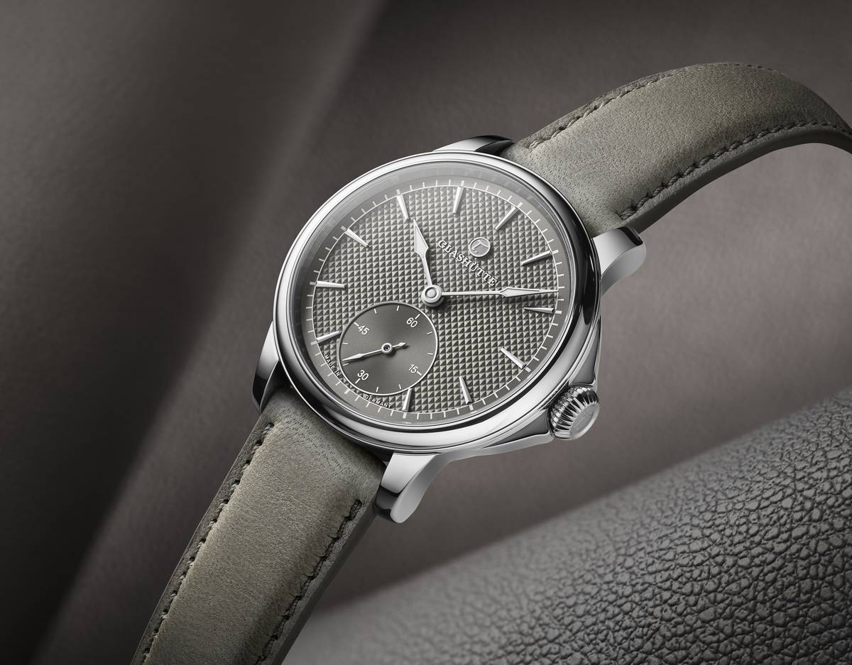 Orologio da uomo Tutima Patria di lusso con quadrante grigio chiaro e cinturino in pelle beige, design elegante e dettagli raffinati.