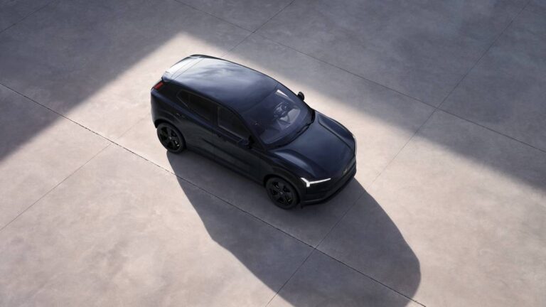 Volvo EX30 Black Edition: il SUV compatto 100% elettrico si veste di nero