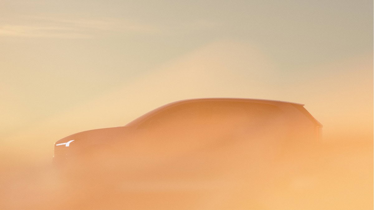 La Volvo EX60 di profilo e controluce, avvolta da nebbia