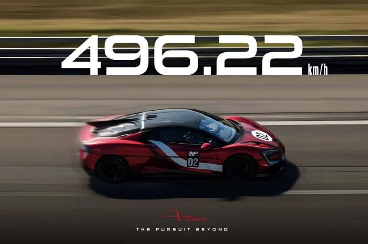 496.22 km/h velocità massima su pista per Yangwang U9 Xtreme rossa con ala posteriore, immagine di alta velocità e performance giuste per appassionati di motori.
