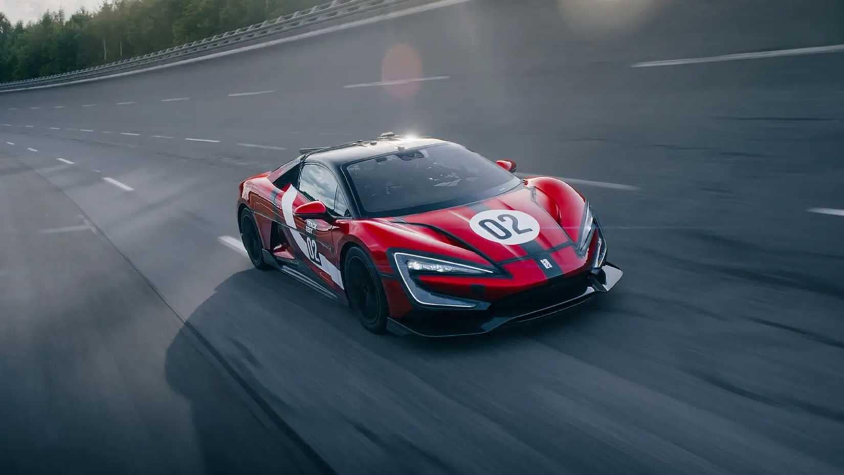 Yangwang U9 Xtreme in corsa su pista di gara.