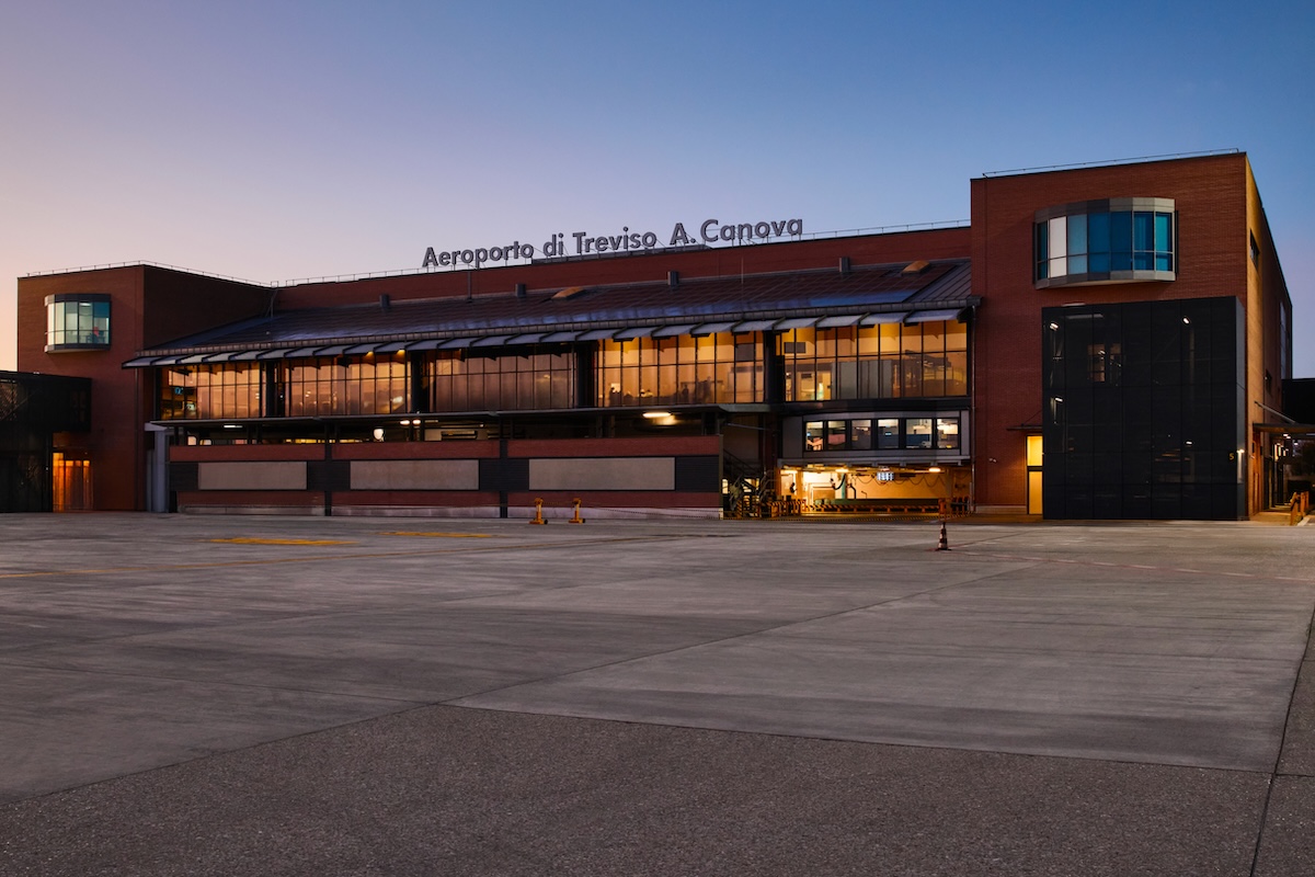 Vista dell'Aeroporto di Treviso al tramonto